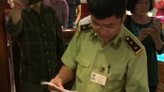 Đội 14 Chi cục Quản lý thị trường Hà Nội, phối hợp với C46 vừa có cuộc kiểm tra tại cửa hàng Khaisilk số 113 Hàng Gai, Hà Nội.