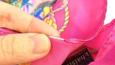 Khăn lụa Khaisilk được nhập từ Trung Quốc đến 50%. Ảnh: NVCC