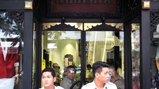 Quản lý thị trường TP HCM kiểm tra bên trong cửa hàng Khaisilk 101 Đồng Khởi. Ảnh:Duy Trần.