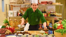 Bếp trưởng Doãn Văn Tuấn thực hiện các món ăn ẢNH: T.T