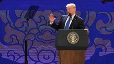 Tổng thống Mỹ Donald Trump phát biểu trước cử tọa CEO Summit. Ảnh: Quỳnh Trần.