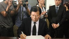 Phó Thủ tướng Trịnh Đình Dũng ghi sổ tang 