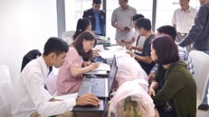 Đông đảo khách hàng tới đăng ký nhận bàn giao nhà