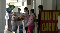 Chiều 20/11, Bệnh viện Sản Nhi Bắc Ninh chuyển một số bé sơ sinh về Hà Nội điều trị. Ảnh: Nam Phương.