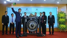 Chủ tịch HĐQT- TGĐ CTCP Đầu tư Văn Phú- Invest Tô Như Toàn đánh cồng khai trương giao dịch cổ phiếu VPI 