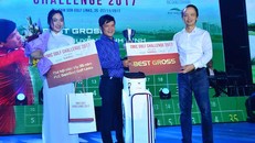 Ông Trịnh Văn Quyết - Chủ tịch HĐQT Công ty CP Tập đoàn FLC – CT trao giải thưởng danh giá này cho golfer Nguyễn Mạnh Minh.