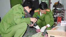 Cảnh sát khám nghiệm hiện trường. Ảnh: C.A