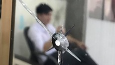 Hiện trường viên đạn còn găm trên cột gương phản chiếu ngân hàng