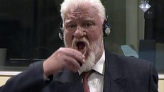 Giây phút ông Praljak uống chất lỏng được cho là xyanua kali tại tòa hôm 29/11. Ảnh chụp màn hình/ICTY