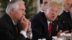 Tổng thống Mỹ Donald Trump đang trò chuyện với Ngoại trưởng Rex Tillerson. (Ảnh: Reuters)
