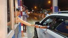 Tài xế trả tiền lẻ khi qua BOT Cai Lậy.
