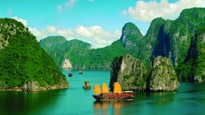 Vịnh Hạ Long, một trong những di sản đang có nguy cơ bị tác động bởi du lịch, ảnh : AmaWaterways)