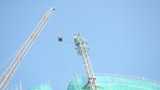 Công ty Vịnh Nha Trang đã triển khai công việc tháo dỡ 2 cẩu tháp bị gãy 