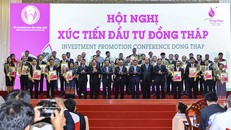 Thủ tướng Chính phủ Nguyễn Xuân Phúc cùng lãnh đạo bộ, ngành và tỉnh Đồng Tháp chức mừng các nhà đầu tư. Ảnh: Nguyễn Trung