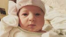 Bé Emma chào đời sau 24 năm "ngủ đông"