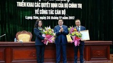 Trưởng ban Tổ chức TƯ (giữa) trao quyết định, tặng hoa cho bà Lâm Phương Thanh và ông Trần Sỹ Thanh. Ảnh: N.T