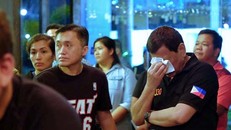Tổng thống Philippines Duterte, ngoài cùng bên phải, không kìm được nước mắt khi biết tin 37 người thiệt mạng trong đám cháy. Ảnh: Rappler