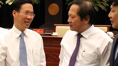 Trưởng Ban Tuyên giáo Trung ương Võ Văn Thưởng trao đổi với Bộ trưởng Trương Minh Tuấn bên lề hội nghị. Ảnh: Thiên Ngôn