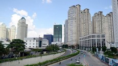 Đường Nguyễn Hữu Cảnh nối cửa ngõ phía Đông với khu vực trung tâm TPHCM nêm chặt cao ốc. Ảnh: Huy Thịnh.