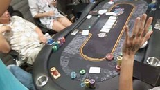 Cảnh sát bắt quả tang sòng bạc. Ảnh:Công an cung cấp.