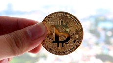 Ảnh quảng cáo bán xu Bitcoin tại một cửa hàng trên Facebook.