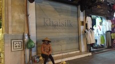 Cửa hàng 113 Hàng Gai của Khaisilk đóng cửa sau khi bị phanh phui bán lụa Trung Quốc gắn mác "made in Vietnam".Ảnh: T.L