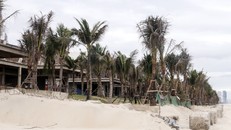 Diện tích bờ kè mà dự án The Song xây dựng lấn ra bãi cát buộc phải tháo dỡ. Ảnh: Đ.X.