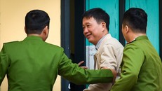 Cảnh sát dẫn giải Trịnh Xuân Thanh đến phòng cách ly vào trưa 10/1. Ảnh:Việt Hùng