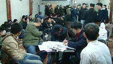 Các đối tượng bị bắt trong sới bạc (Ảnh Truyền hình Nghệ An)