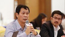 Ông Đặng Văn Quang, người cầm micro tại một hội thảo do BizLIVE tổ chức.