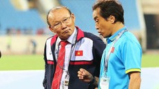 Ông Lee Young-jin (áo xanh) là cánh tay phải của HLV Park Hang-seo. Ảnh: Ngọc Thành.