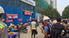 Các nhà thầu phụ treo băng rôn đòi nợ nhà thầu chính AGC tại công trường dự án The Sun Avenue. Ảnh: K.N