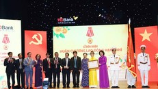 Bà Đặng Thị Ngọc Thịnh, Ủy viên BCH Trung ương Đảng, Phó Chủ tịch Nước CHXHCN Việt Nam trao tặng Huân chương Lao động hạng Nhì và Cờ Thi đua Chính Phủ cho Ban Lãnh đạo HDBank