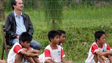 Bầu Đức và các cầu thủ nhí. Ảnh: PV