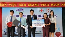 Ông Nguyễn Hồng Sinh - Giám đốc Kinh doanh toàn quốc Công ty Vinamilk trao tặng bảng tượng trưng món quà trị giá 1 tỷ đồng cho Bà Trần Thị Như Tố - Giám đốc Trung tâm hiến máu nhân đạo TP.HCM 