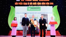 Ông Phạm Tường Huy (Tổng giám đốc Herbalife Việt Nam) đại diện nhận giải thưởng Sản phẩm vàng vì sức khỏe cộng đồng năm 2018.