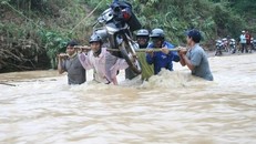 Giáo viên vùng sâu vùng xa còn phải vất vả vượt suối, trèo đèo để đến được với trường lớp của mình, nhưng lương thưởng và chế độ đãi ngộ chưa tương xứng. Ảnh: Thanh Hải.