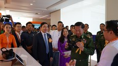 Các quan khách chứng kiến những cuộc gọi đầu tiên của mạng Mytel tới lãnh đạo bộ ngành tại Myanmar và tại Việt Nam.