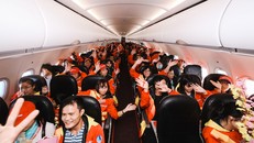 Chuyến bay yêu thương với những hành khách đặc biệt, hoàn cảnh khó khăn, nhiều năm không có điều kiện về quê ăn tết.