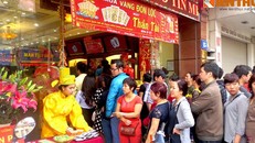 Người dân xếp hàng mua vàng ngày vía Thần Tài