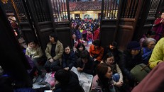 Hàng nghìn người đến chùa Phúc Khánh cúng sao giải hạn. Ảnh: Tiến Tuấn.