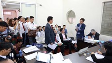 Đại diện Vinasun (bìa trái) và Grab đang đối đáp tại phiên tòa sơ thẩm ngày 6.2