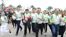 Ông Phạm Tường Huy, Tổng giám đốc Herbalife Việt Nam (thứ 5 từ trái qua) cùng các thành viên độc lập hào hứng tham gia đường chạy.