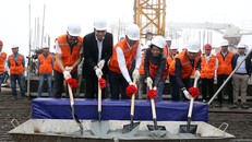 Đại diện của chủ đầu tư Tập đoàn FLC, đơn vị thi công FLC Faros và Ban quản lý dự án FLC Twin Towers thực hiện nghi lễ cất nóc.