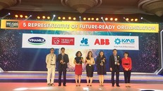 Đại diện Tập đoàn Hoà Bình nhận giải thưởng lại sự kiện Top 100 nơi làm việc tốt nhất Việt Nam Nam 2017