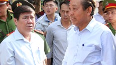 Ông Trương Hòa Bình (phải) kiểm tra công tác khắc phục hậu quả tại chung cư Carina. Ảnh: Mạnh Tùng.