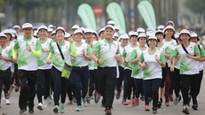 ng Phạm Tường Huy, Tổng giám đốc Herbalife Việt Nam (dẫn đầu đoàn chạy) cùng các thành viên độc lập hào hứng tham gia đường chạy.