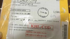 Kiện hàng khả nghi vốn được quảng cáo là mẫu điện thoại đắt tiền mà anh Dũng nhận sáng ngày 15/4.