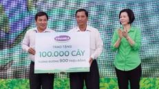 Bà Bùi Thị Hương – Giám đốc Điều hành Vinamilk trao bảng cây xanh tượng trưng cho Ông Lý Hoàng Tiến – Chủ tịch UBND huyện Ngọc Hiển và Ông Phạm Phúc Giang – Chủ tịch UBND huyện Cái Nước