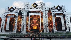 Diện tích sân khấu 4.320 m2, chiều dài lớn hơn một sân vận động